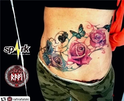 En tatovering af en blomst