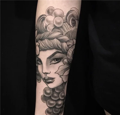 kvinde til tatovering